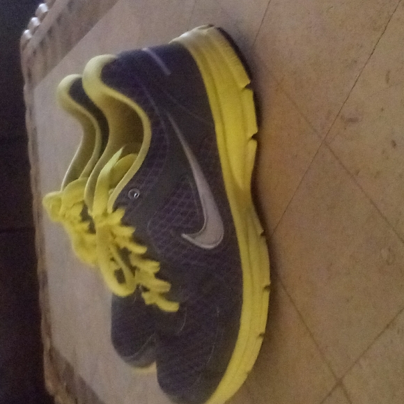 Nike Shoes - Nike Air Relentles size 7.5 Woman's.